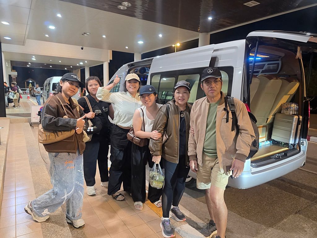 หินสามวาฬ บึงกาฬ Journey VIP Vans